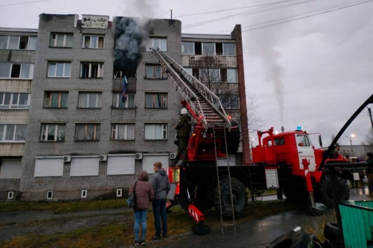    Восемь человек спасли во время пожара в жилом доме в Кандалакше