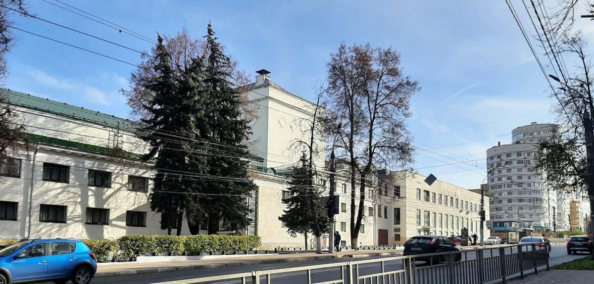 Вид на Оперный театр с улицы Ванеева, октябрь 2022