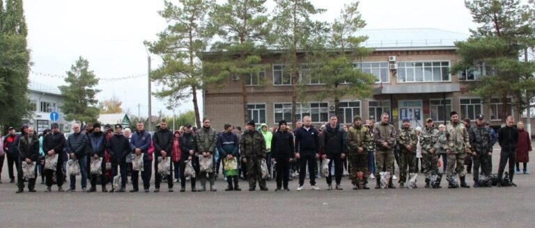    В Илекском районе проводили очередную группу мужчин на боевое слаживание Белов Михаил Александрович