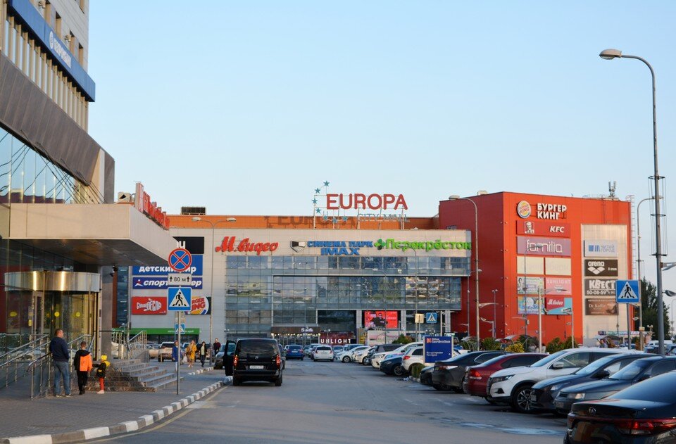     Пока парковки у ТЦ полны машин в любое время дня. Инна ШЕРЕМЕТЬЕВА