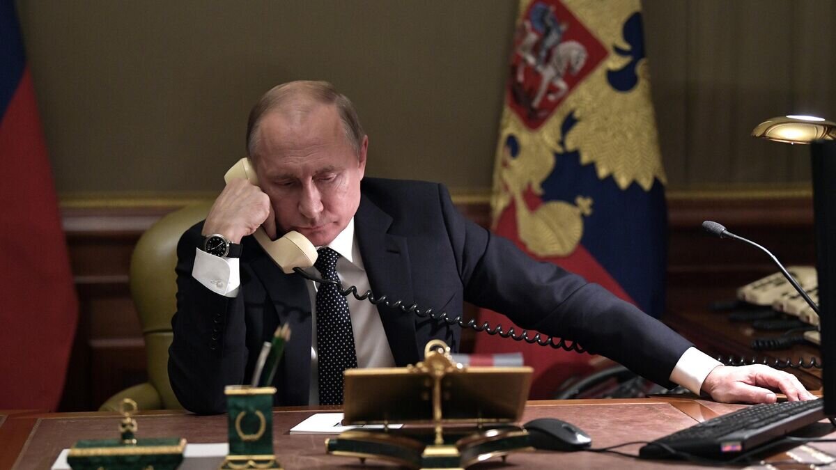    Президент РФ Владимир Путин во время телефонного разговор© РИА Новости / Алексей Никольский