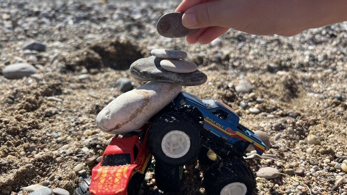 Пляжная версия Дженги из подручных средств или как увлечь ребенка на пляже на пару часов!