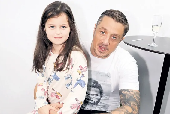 10 лет назад у актера Алексея Макарова родилась дочь. Как сейчас выглядит внучка