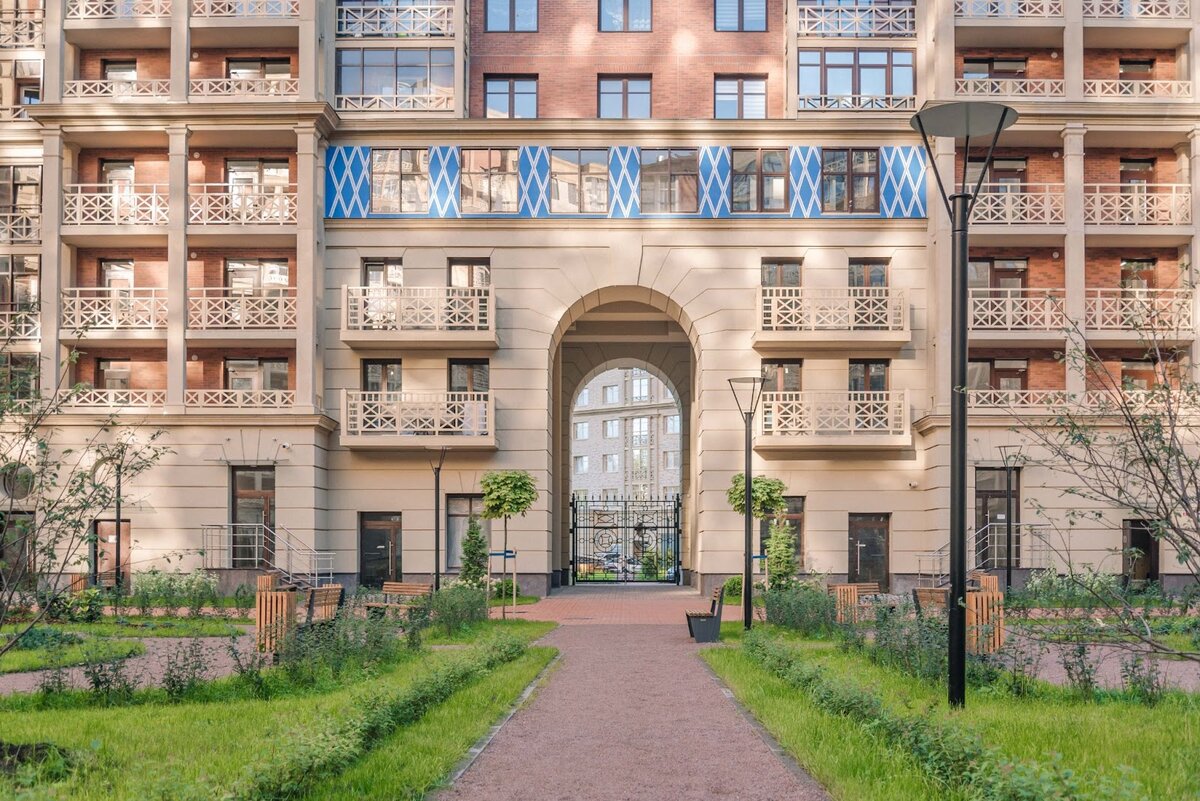 Архитектура в стиле итальянского ренессанса, дома по 12 этажей и зелёные приватные дворы без машин — так выглядит квартал Ariosto! в Приморском районе