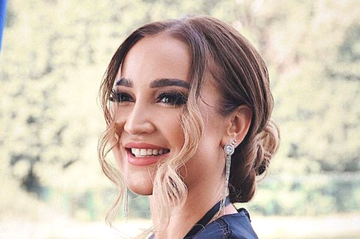     «Красная помада, платье, каблуки. Я готова»: Ольга Бузова в откровенном наряде приехала в ресторан