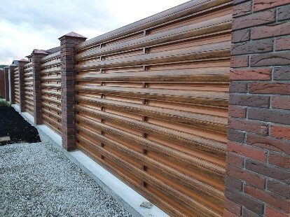 Забор из стального штакетника