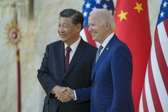    Председатель КНР Си Цзиньпин и президент США Джо Байден, Adam Schultz/White House / globallookpress.com