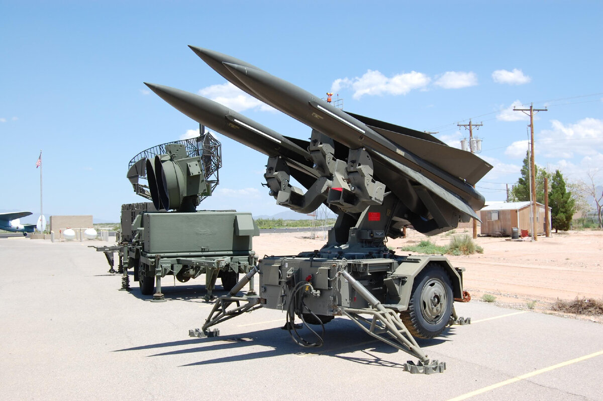 ЗРК "Хок". На переднем плане пусковая установка М192