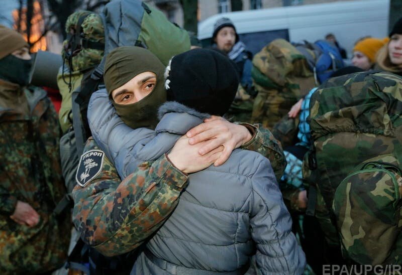 В этой статье мне хотелось бы разобрать, с психологической точки зрения, какие внутренние чувства испытывают женщины ,провожающие своих мужчин на военные действия .Здесь мы разберем несколько типов отношения к этому ,они будут складываться из различных аспектов ,от уровня умственного развития , до личных чувственных отношений между конкретными людьми.  Давайте начнем сначала ; мужчине приходит повестка и он понимает ,что ему придется оставить свою мирную жизнь и принять участие в боевых действиях ,он соглашается с тем, что придется идти ,ну или подчиняется "неизбежному ". Мы сейчас не разбираем варианты ,почему мужчина согласен ,просто считаем ,что он принял эту ситуацию ,мы тут разбираем отношение женщины . Первый -женщина за ,или не возражает, то есть не пытается всеми способами уговорить и убедить мужа не идти в военкомат ,не брать повестку ,убежать ,спрятаться ,откосить. Почему же она считает ,что муж должен пойти туда где его может подстерегать смертельная опасность ? На это есть несколько ответов .Женщина не испытывает чувств к этому мужчине и ей ,или все равно ,что с ним будет, или она хочет от него избавится .  А, она невысокого умственного развития ,плюс постоянная пропаганда вложила ей в голову мысль, что он должен идти воевать из патриотических мотивов различного толка ,разбирать эти мотивы нет смысла их очень много и все они звучат убедительно ,для большинства населения ,тем более, что неприятие этого может привести к репрессиям со стороны государства и буллинга со стороны общества ,уже принявших эту пропаганду. Б, она испытывает чувства к мужчине и не хочет его потерять ,и она умная и понимает, что все что навязывает пропаганда им не нужно и несет им вред ,но она думает о будущем и о будущем своих детей в первую очередь ,считая что детям погибшего героя будет проще и безопасней жить в этом обществе ,да  еще и льготы от государства и материальные компенсации ,и она смиряется с этим плохим, но приемлемым вариантом ,а  еще есть надежда на удачу ,вдруг вернется муж живым героем.   Второй -женщина против ,и активно убеждает своего мужчину любым способом избежать мобилизации и не идти воевать .Почему же она так делает ,какие у женщины побудительные мотивы в этом случае ? На это тоже есть не один однозначный ответ .А , она испытывает к мужчине сильные положительные чувства, то есть любит, не хочет его потерять и не хочет представить свою дальнейшую жизнь без него, если она умна ,то понимает что ,вопреки пропаганде  , ее мужчине не нужно идти воевать ,а нужно быть дома с ней ,с детьми и заниматься мирным трудом ,а не решать ,ценой своей жизни и здоровья ,лично ему не нужные ,задачи, если она не очень умна ,но у нее есть интуитивное понимание  ситуации ,женщинам природа дала этих возможностей немного больше чем мужчинам .Б, она его не любит ,но она умна и предусмотрительна  и понимает ,что жить и воспитывать детей без мужчины она не сможет и нелюбимый ,но заботящийся , лучше чем никакого ,а надеяться на удачное возвращение или на заботу государства, нет у нее никакого желания . Это основные мотивы решения женщин, провожающих своих мужчин в зону боевых действий ,возможно есть и еще какие ни будь .В этой статье не было указания страны и национальной принадлежности ,так как психология этих отношений примерно одинакова везде ,при более или менее схожей культуре и обычаях.  Пишите в комментариях свое видение этой ситуации . ПОДПИСЫВАЙТЕСЬ НА МОЙ КАНАЛ. 