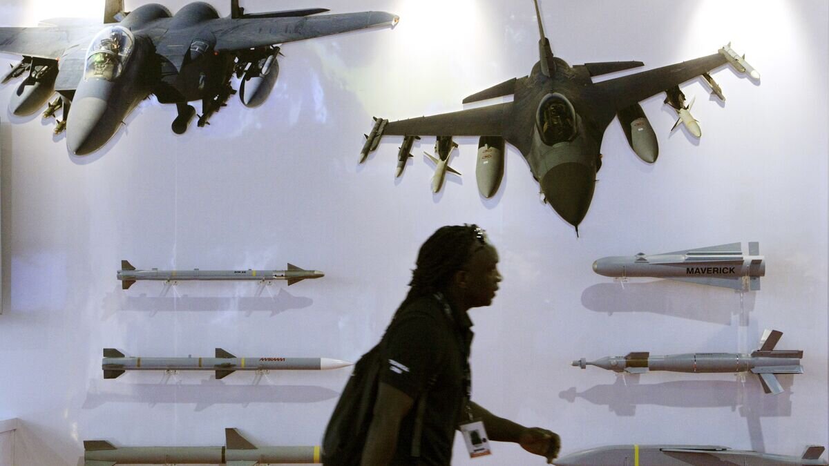   Стенд компании Raytheon на оружейной выставке в Сингапуре© AP Photo / Wong Maye-E