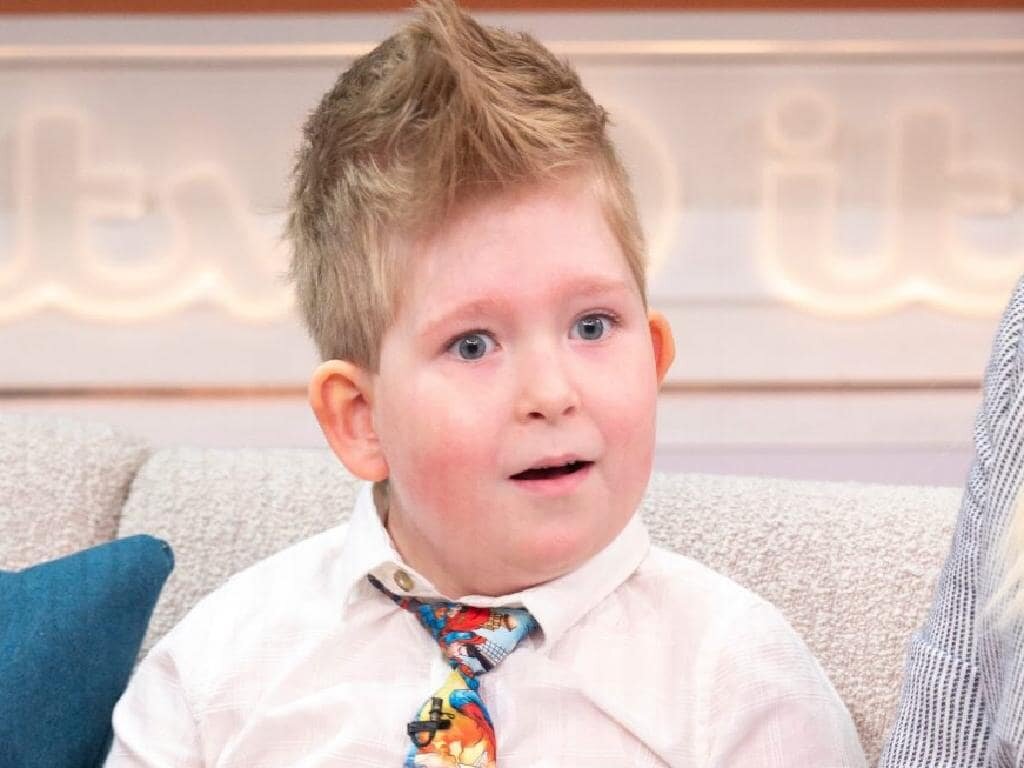 будут ли увеличены детские. будут ли увеличены детские. ребенок с рублями. материнский капитал. пособия на детей.