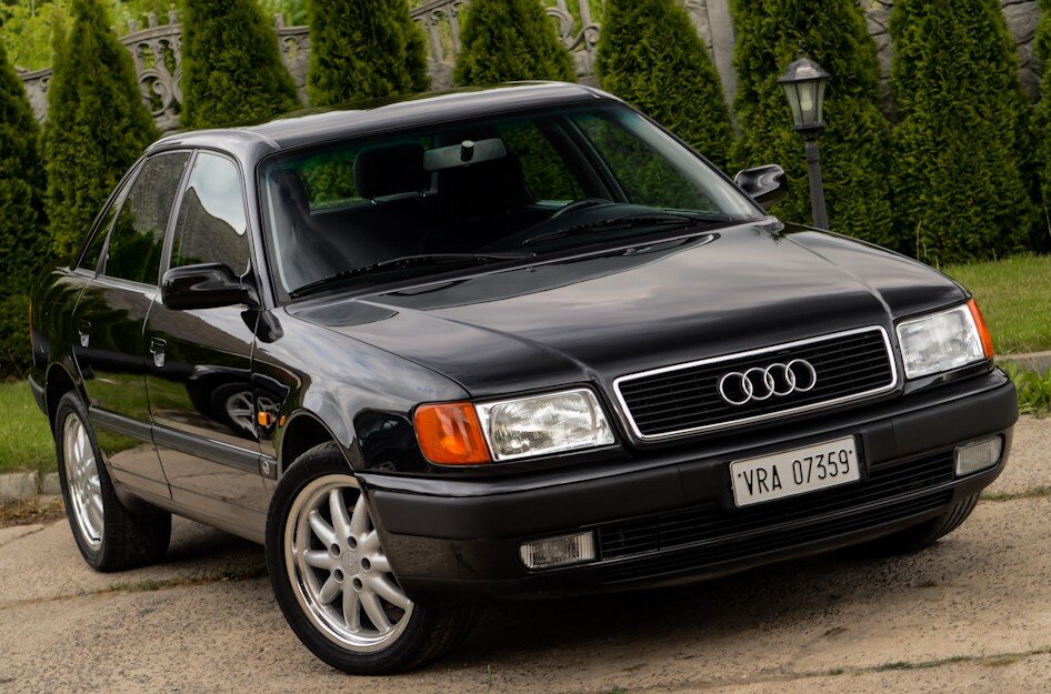 
                  Общие данные
Производитель	Audi
Годы производства	1968—1994
Сборка	Флаг Германии Ингольштадт, Неккарзульм
Класс	Бизнес
                  Дизайн и конструкция
Тип кузова	
4‑дв. седан (5‑мест.)
5‑дв. универсал (5‑мест.)
2‑дв. седан (4‑мест.) (C1)
2‑дв. купе (4‑мест.) (C1)
5‑дв. хетчбэк (5‑мест.) (C2)
Платформа	Volkswagen C
Компоновка	переднемоторная, переднеприводная
переднемоторная, полноприводная
Колёсная формула	4 × 2
4 × 4 (quattro)
                  Двигатель
бензиновый двигатель внутреннего сгорания
                  Массово-габаритные характеристики
Длина	
4590 мм
                  На рынке
Сегмент	E-сегмент