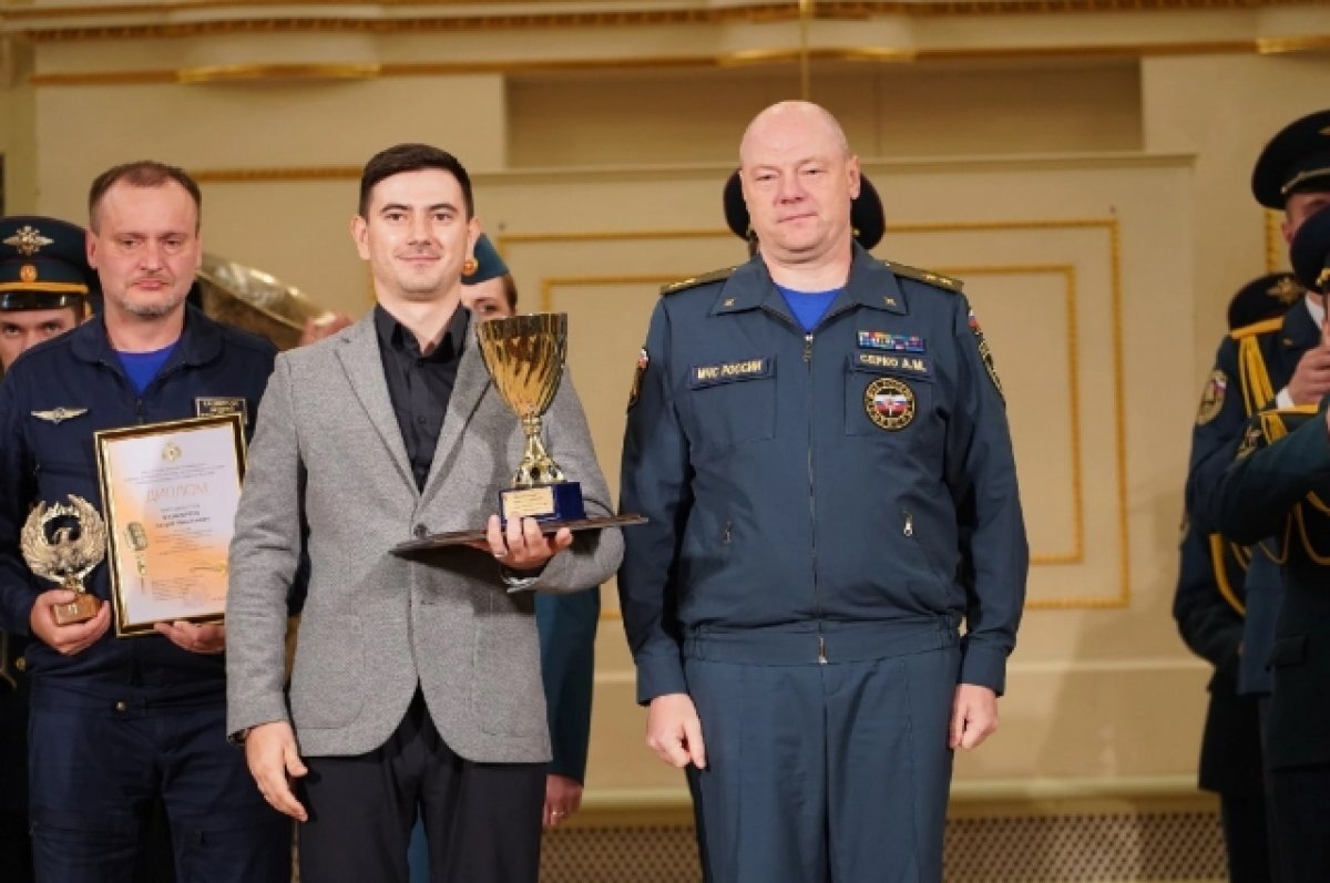    В финале Всероссийского конкурса музыкального творчества пожарных и спасателей МЧС России выступили более 100 участников. Номер Романа Полякова покорил жюри видеоклипом, который сопровождал пение спасателя.