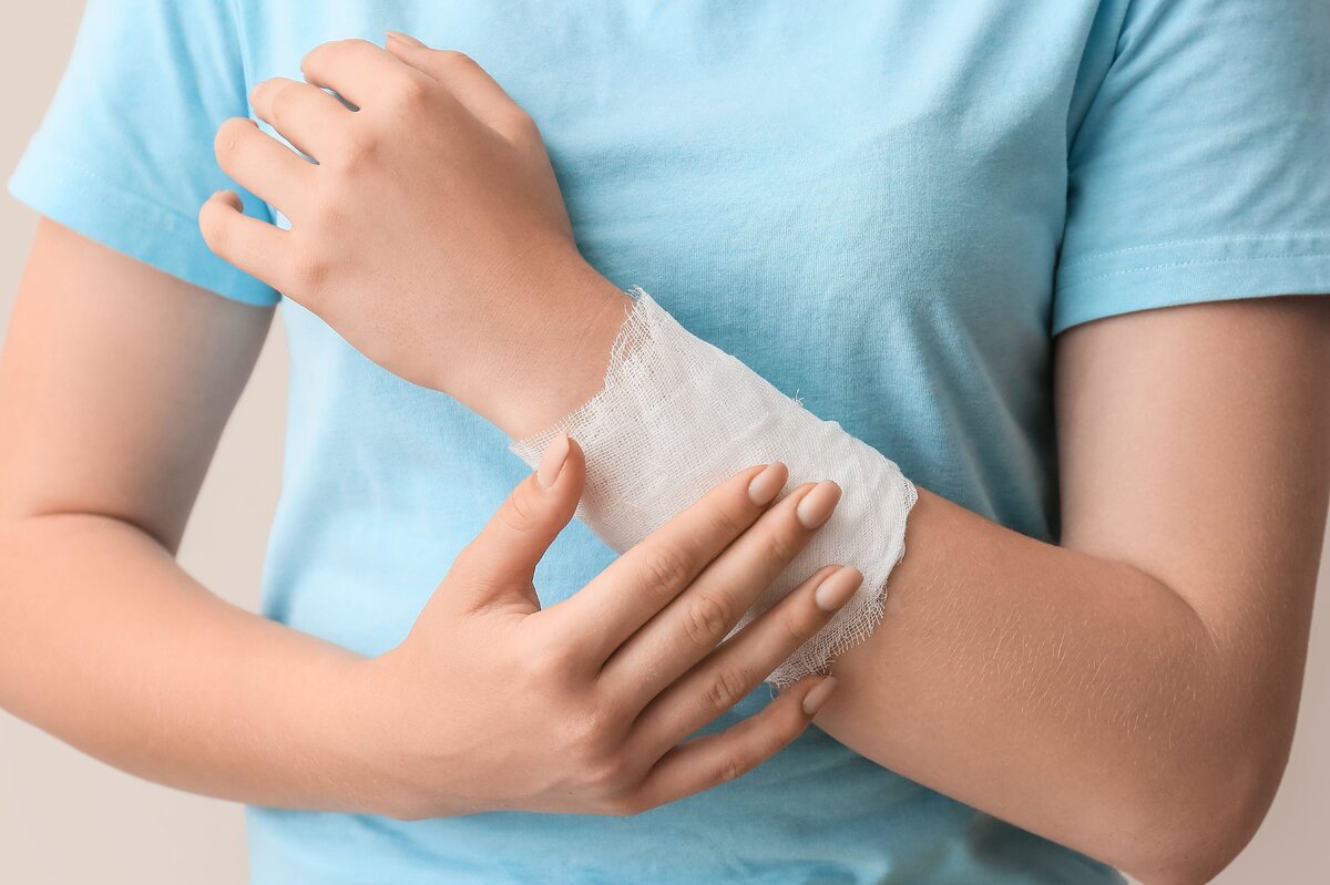     Российские туристы на автомобиле сорвались в овраг глубиной 25 метров на Бали и выжили