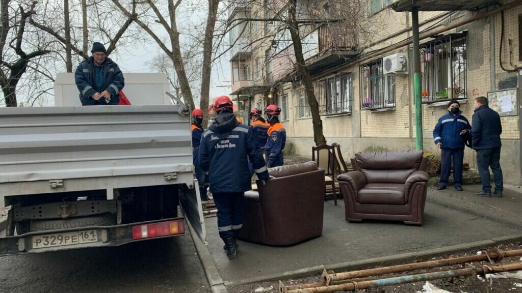     В Ростове-на-Дону жильцам аварийного дома в переулке Кривошлыковский, 4 дали несколько дней, чтобы покинуть опасное здание, сообщили они в соцсетях.