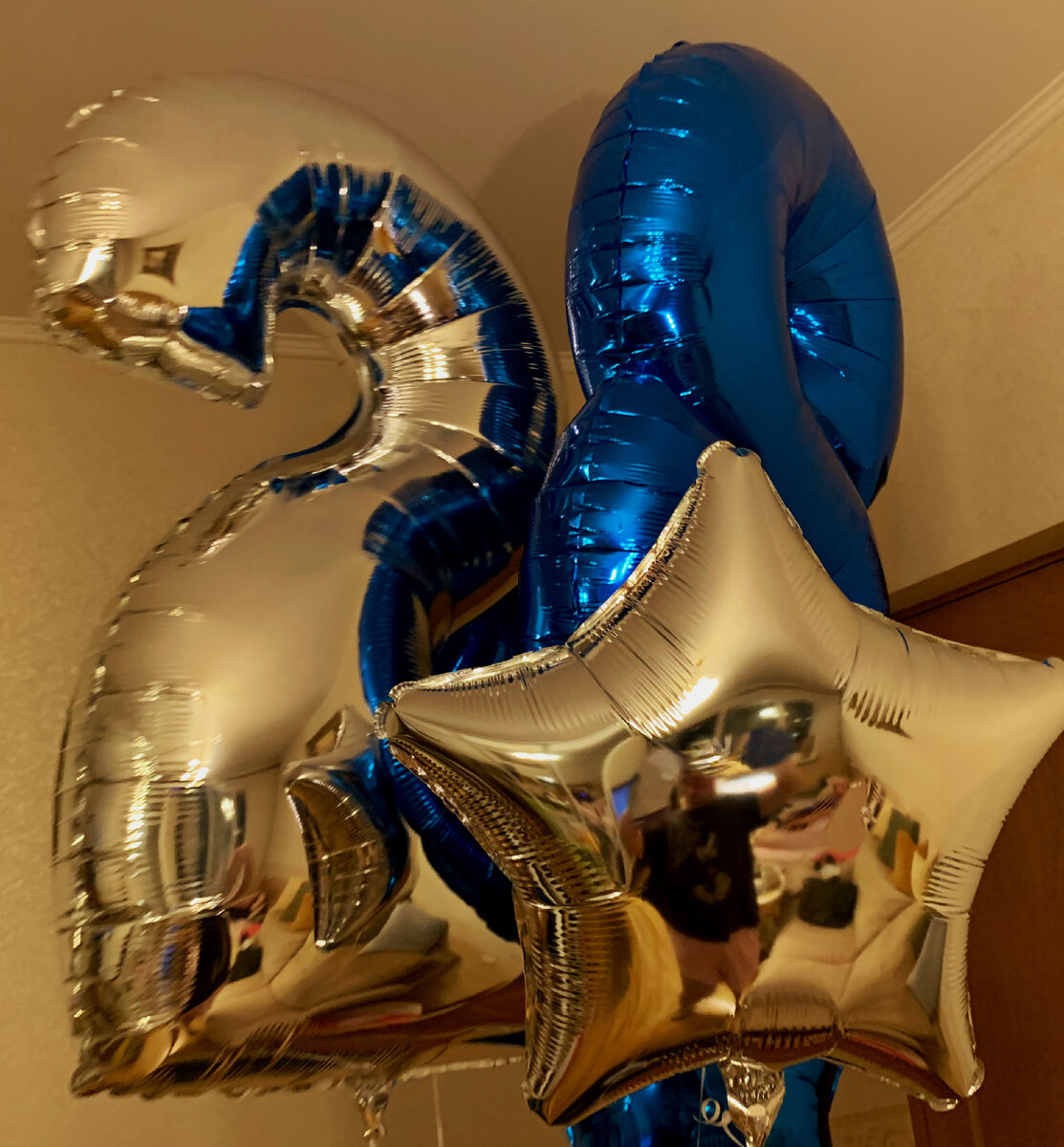 Ночное фото. Спрятала шары в зал, куда мужа попросила не заходить.