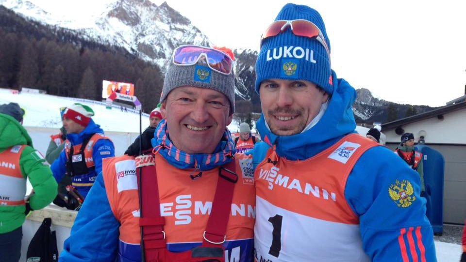 Если у вас есть знакомые, уверенные, что в Европе царит русофобия, покажите им это интервью. Маркус Крамер — человек, который 12 лет проработал с российскими лыжниками, сохранил достоинство и рассудок, выступая за скорейшее возвращение российских спортсменов. 60-летний специалист сейчас тренирует итальянцев и проводит в лыжном мире важнейшую, если угодно, лоббистскую работу. «СЭ» поговорил с тренером о коллективной ответственности спортсменов, конфликте Устюгова и Большунова и о том, замерзнет ли в скором времени Европа.
Все надеются, что мы скоро увидим русских на международных стартах
— Маркус, прежде всего — где вы сейчас? У вас каникулы после «Тур де Ски»?
— Да, я у себя дома в Германии, отдыхаю до понедельника и затем еду в Ливиньо на следующий этап Кубка мира.
— Вы довольны результатом «Тура»? Понимаю, итальянцы выступили успешно, но это же капля в море норвежских побед, если говорить о мужчинах.
— Я очень доволен нашими парнями, у нас есть не только Пеллегрино, на подиуме были еще двое — Де Фабиани и Моччелини. Не ожидал такого перед стартом. Для итальянских лыж это хороший результат.
— В чем главная разница между сборными России и Италии? В Италии легче работать?
— Точно не легче. В России много сильных спортсменов. У мужчин есть 15−20 сильных лыжников, которых смело можно брать на Кубок мира, и у них будут высокие результаты. В Италии во всей группе только пять человек, и мы счастливы, что трое пять раз доехали до подиума. Позади у них мало молодых ребят. Приходится делать много фундаментальной работы. В России другая ситуация, ты каждую неделю борешься. Ты должен попадать минимум в десятку, а по-хорошему — побеждать. Тебе постоянно нужны очень высокие результаты.﻿