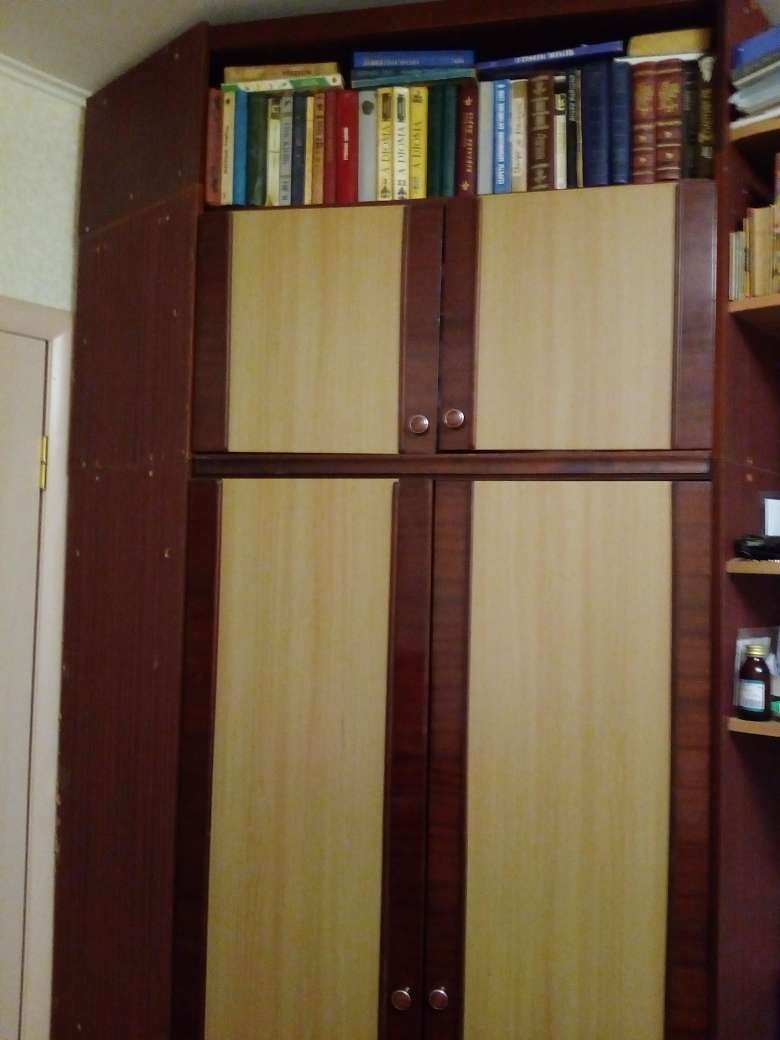 Угловой шкаф из стенки, очень вместительный