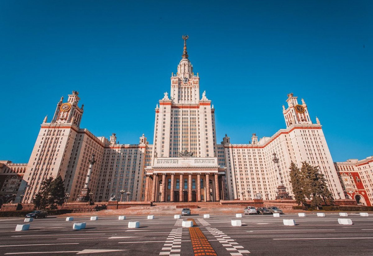 Красивая фоточка взята тут:  https://funart.pro/2804-mgu-universitet-rossija-32-foto.html