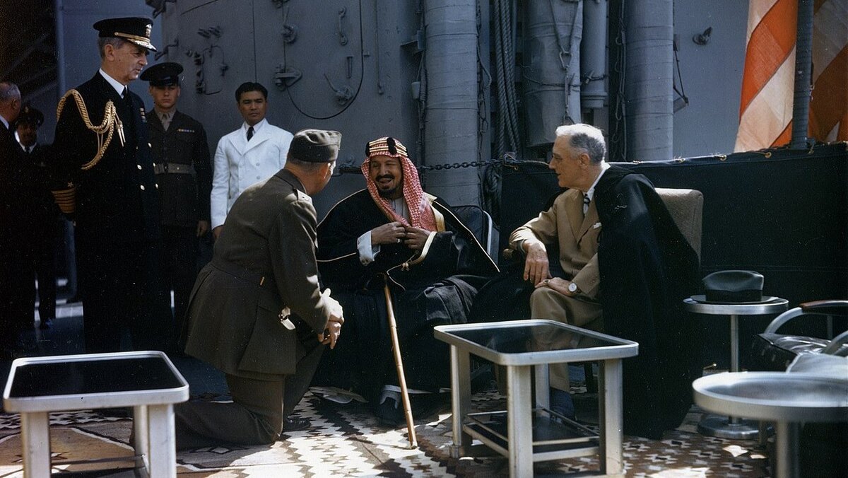 Президентът Рузвелт с Абдул Азиз от Саудитска Арабия и Уилиям Лихи на борта на Quincy