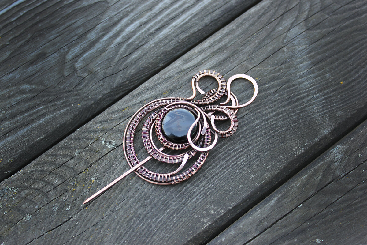 Брошь-фибула с Агатом