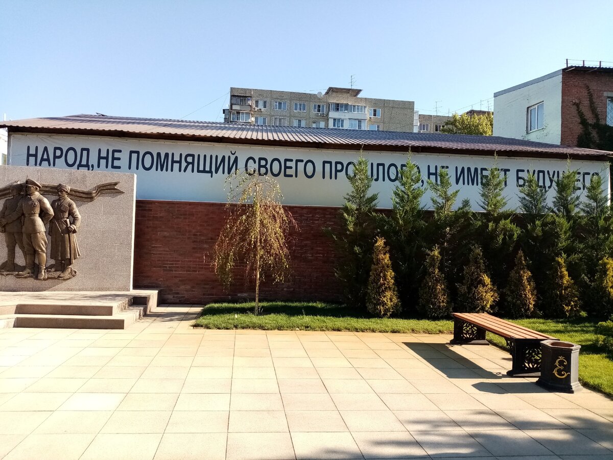 Мемориальный комплекс "Расстрельный угол"  находится в Краснодаре в районе пересечения улиц Аэродромной и Бабушкина, на территории Всесвятского кладбища. Мемориал открыт 25 декабря 2019 года.-2