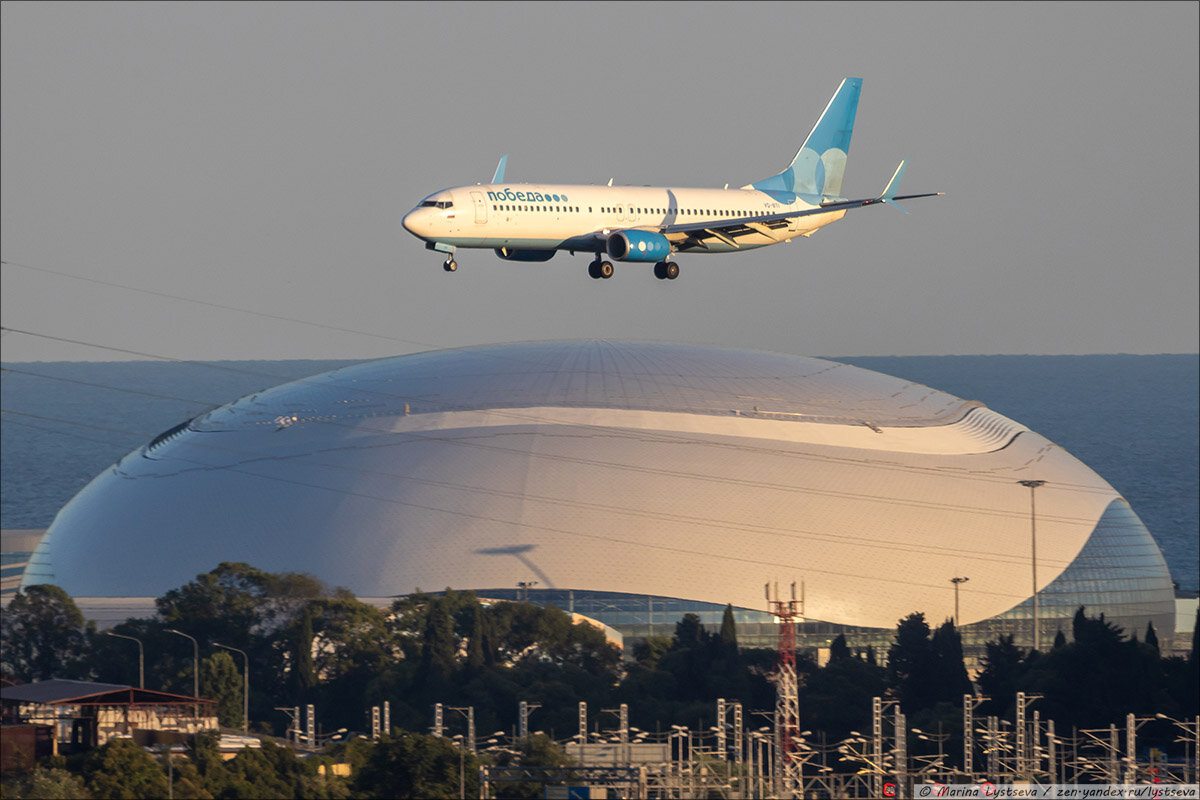 Над сочи. Самолёт аэропорт Адлер 2021. Адлер с самолета. Посадка самолета в Адлере. Адлер самолеты над пляжем.