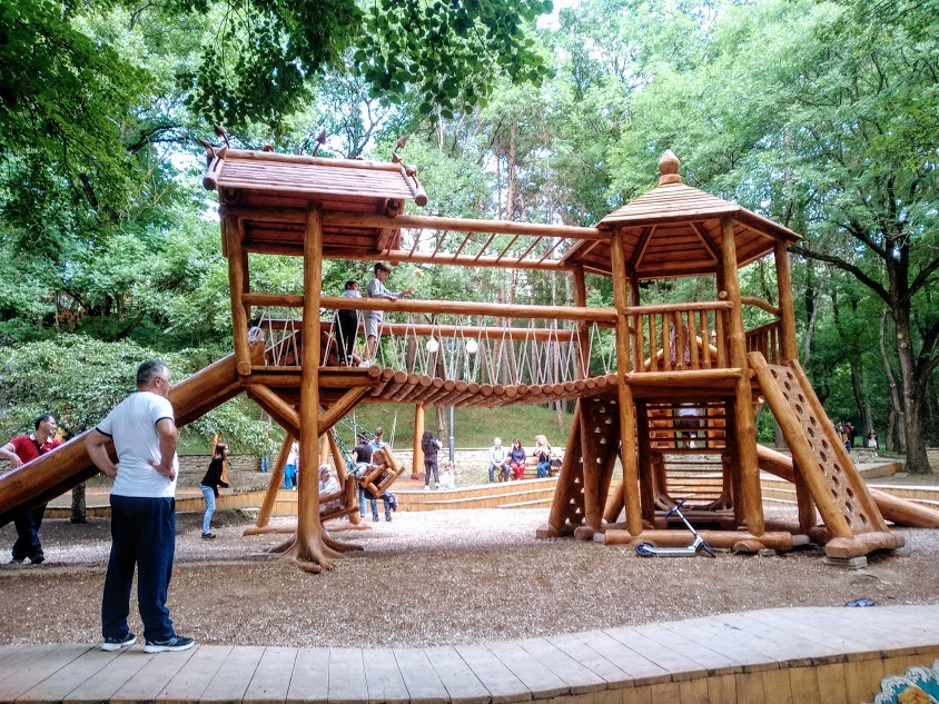 кисловодск солнечный парк. детская площадка в парке кисловодска. кисловодск парк детская площадка. детская площадка. кисловодск парк для детей.