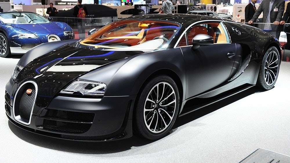 Легендарные Bugatti, которые долгое время были самыми быстрыми и самыми мощными автомобилями в мире, уже долгое время не бьют рекорды. Тот самый Veyron, чье имя гремело на первых полосах автомобильной прессы, разогнался «всего лишь» до 434 км/ч. И то этот рекорд под сомнением, поскольку его установила машина с доработанной электроникой, которую обычный покупатель (если ее покупателей можно назвать обычными, конечно) не получит никогда.