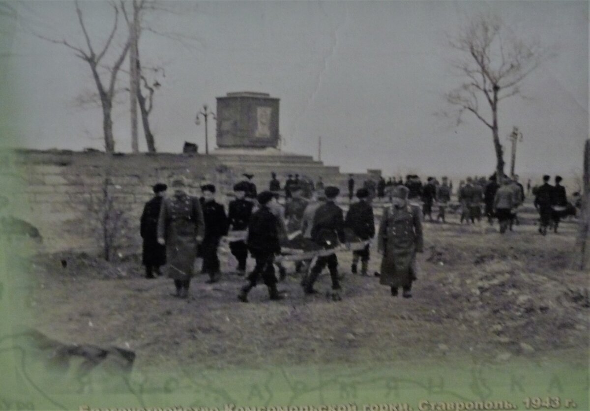 1943 год. Военные и  молодежь устанавливают надгробие на могиле Апанасенко И.Р. А похоронили его еще в августе.