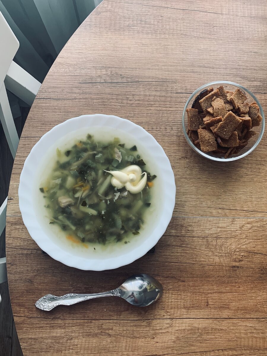 Щи из квашеной капусты - классика русской кухни, а ещё со сметаной и сухариками с чесноком.... ммммм