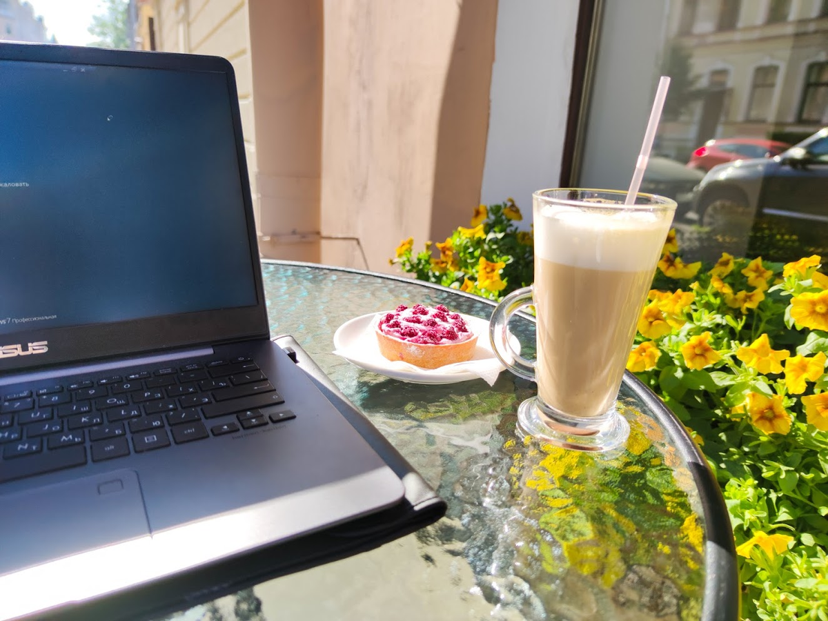 Удалёнка здорового человека: утро с ноутбуком в кафе 