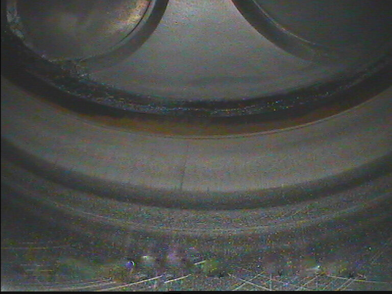 Характерные отложения лаков (светлый налет) на участке зеркала цилиндра между в.м.т. первого и второго компрессионных колец  это признак потери упругости первого компрессионного кольца.