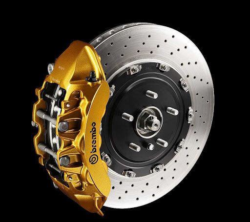 Дисковая тормозная система с  вентилируемым и перфорированным тормозным диском и двухсторонним суппортом. 