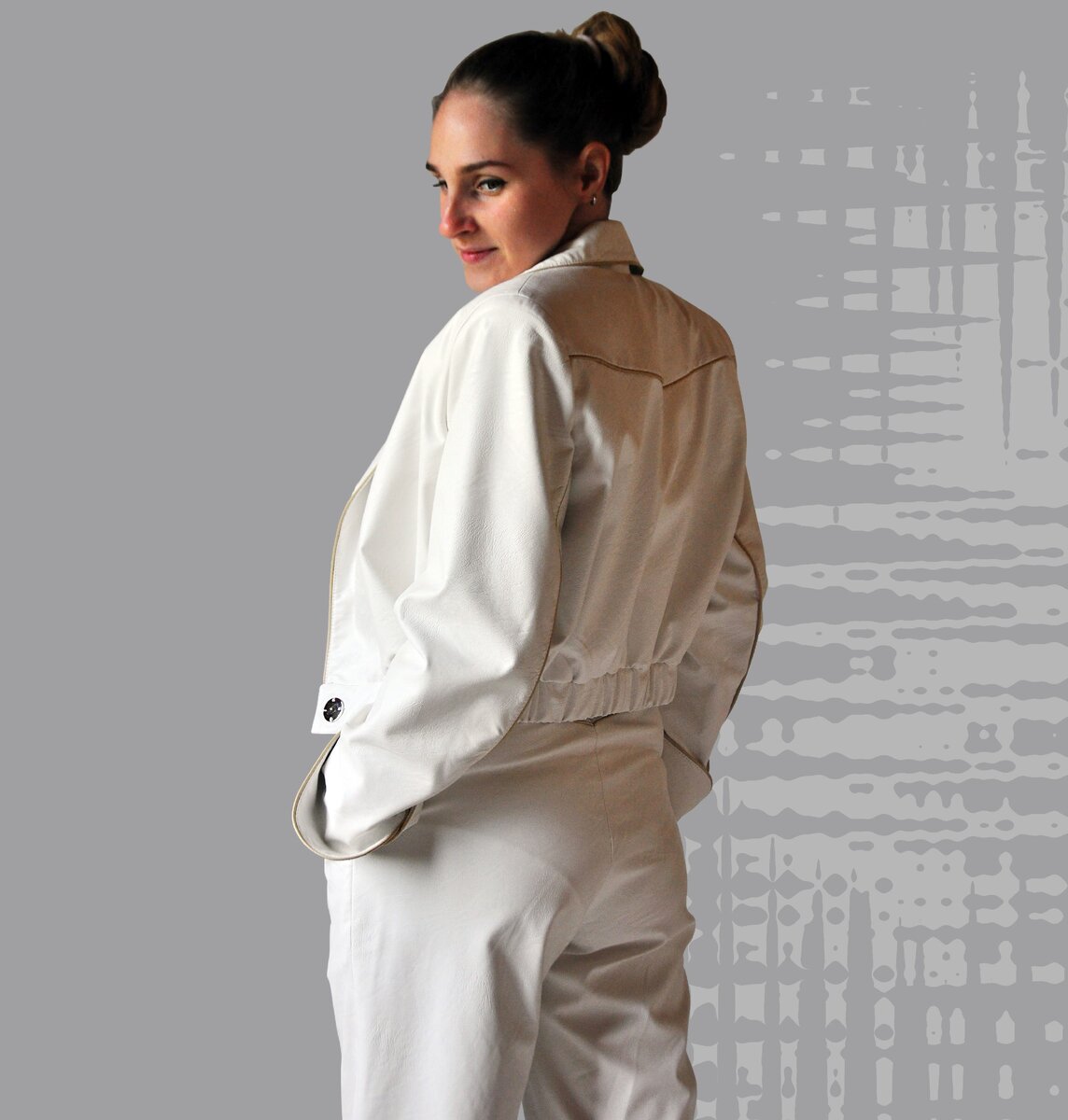 Костюм из экокожи. В белом цвете. 