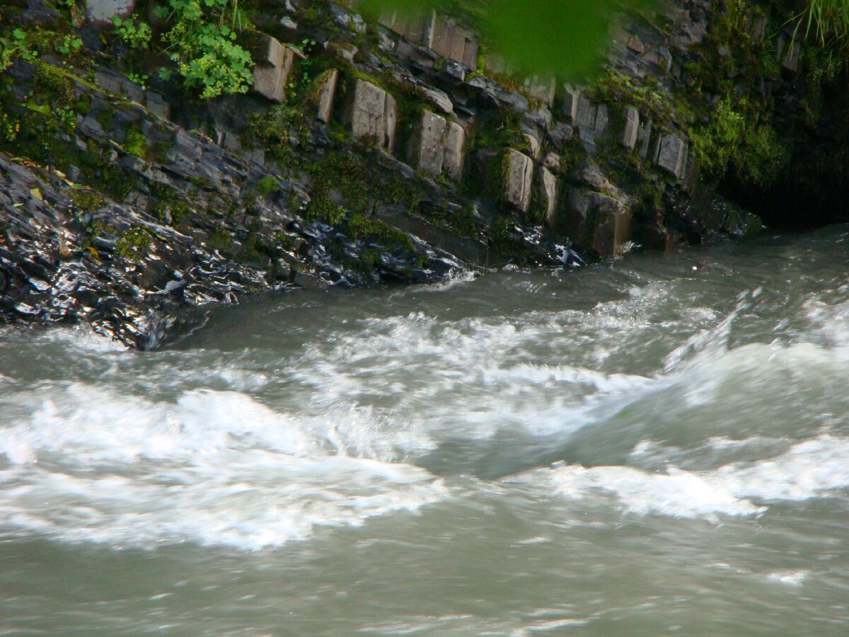 Это наша река. Называется река Пенсионерка.