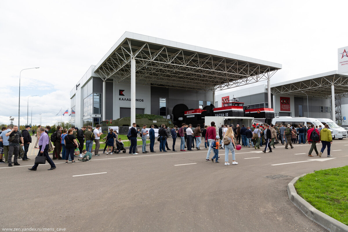 Очередь в павильон "Калашников"