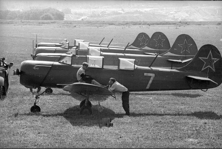 Самолёты Як-18А и Як-18П. Применялись в ВВС и гражданской авиации для первоначального обучения лётного состава.