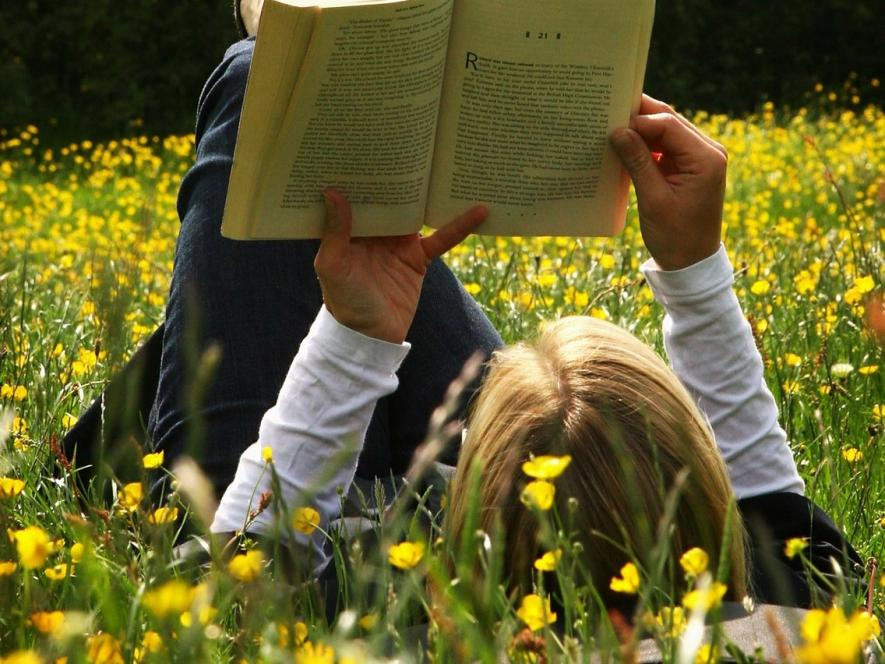 Прочитайте каждый человек. Парень с книгой. Читаем летом. Студент с книгами. Молодежь читает летом.