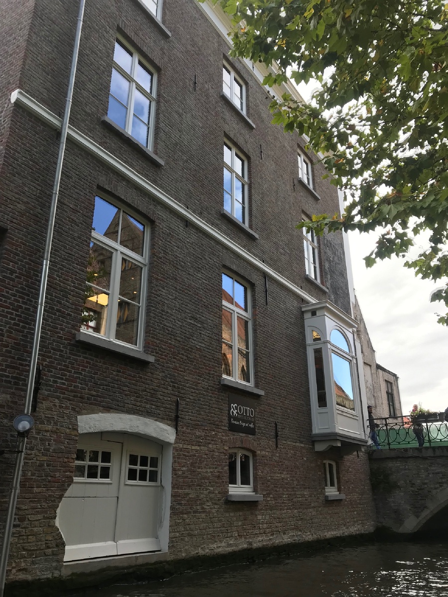 Дом  на берегу реки 