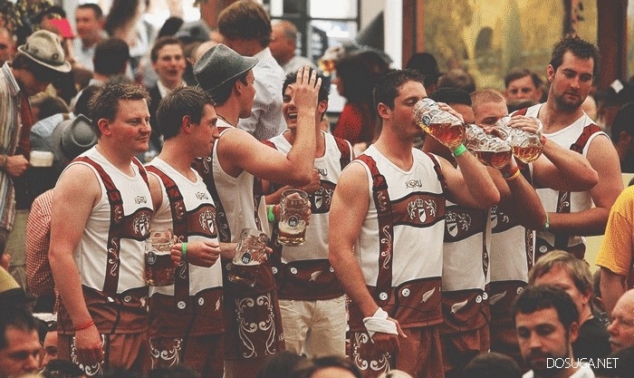 Наверняка в этом сумасшедшем мире где-нибудь есть темный подвал, в котором проводятся весьма странные соревнования: представитель какой нации быстрее отрастит живот. Большинство поставило бы на чехов и немцев — как-никак, самые пивные нации мира должны отращивать животы быстрее других, такова логика вещей. Да и грех не отрастить под такое вкусное пиво.
2
Но не стоит гуглить, где проводятся такие соревнования. Дело в том, что ученые так и не нашли никаких свидетельств того, что пиво делает человека гораздо шире в районе кишечника. Но это не точно. Более того, сильно пьющие люди, как правило, выглядят немногим лучше жертв голодомора и не трясут животами, несмотря на густую калорийность напитка.
