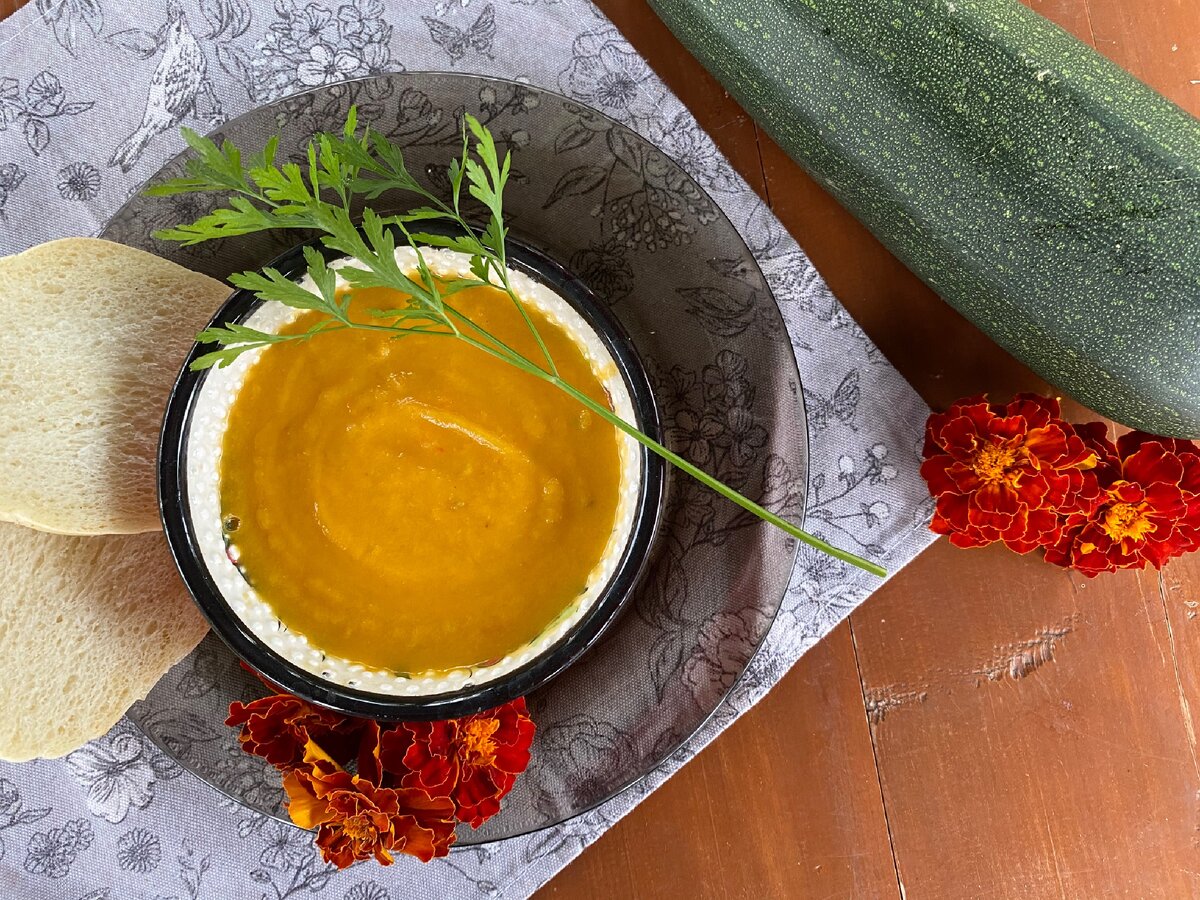 Кабачковую икру можно подавать сразу после приготовления 