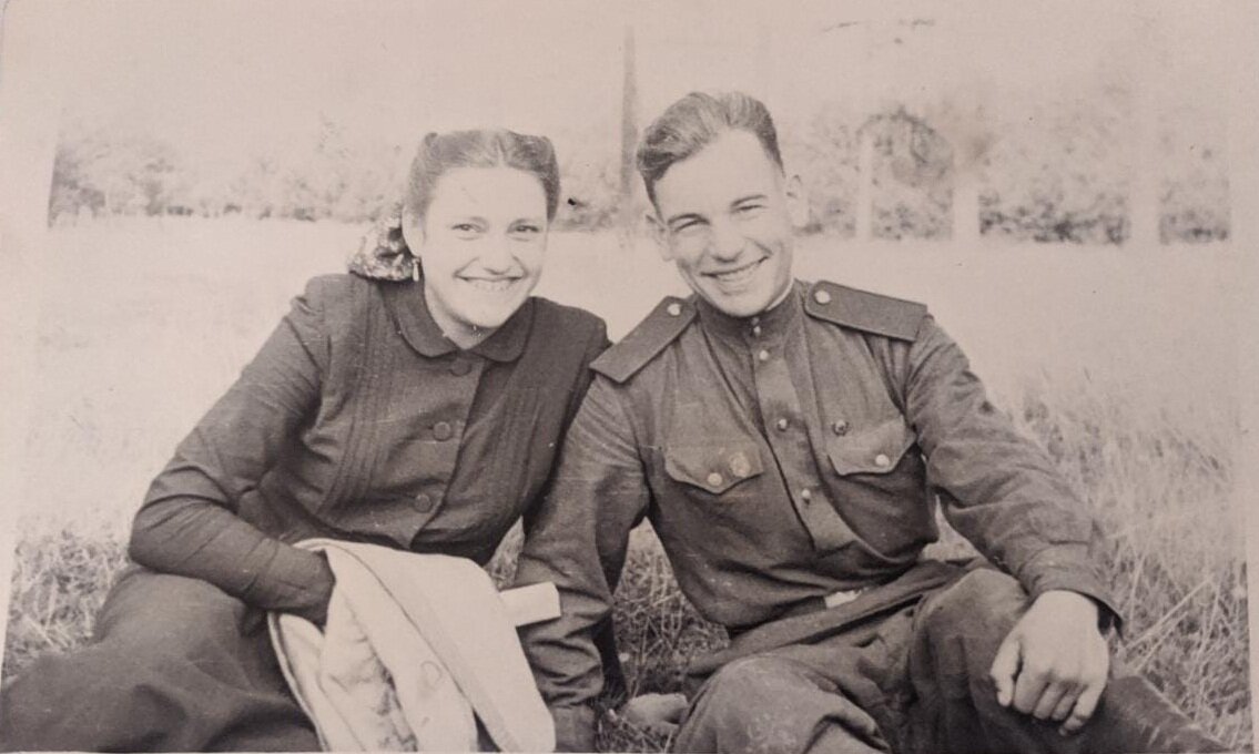 Бабушка Маша и дед Коля 1952 год. Фото из семейного архива автора.