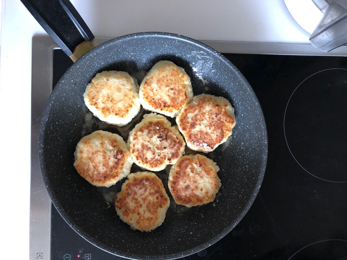 Делюсь рецептом вкуснейших сырников с банановым соусом | По обо всём по |  Дзен