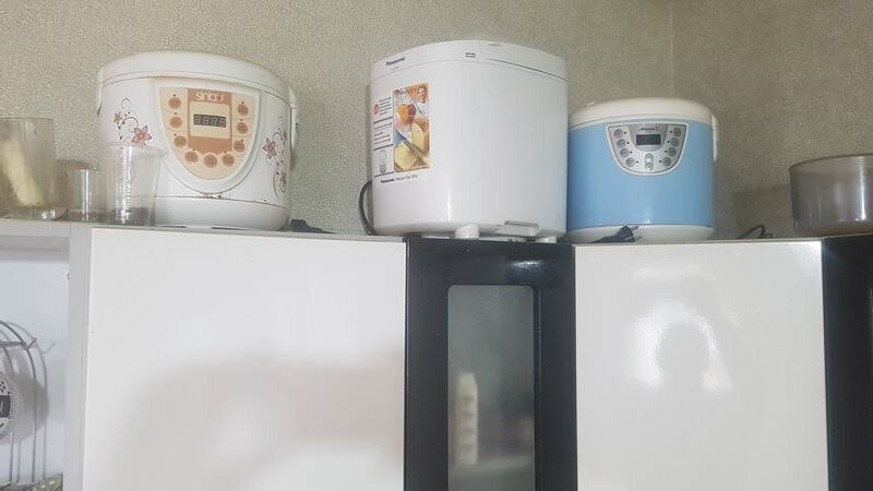 Наша хлебопечка и так нам нужные мультиварки стоят на верхних ящиках кухни