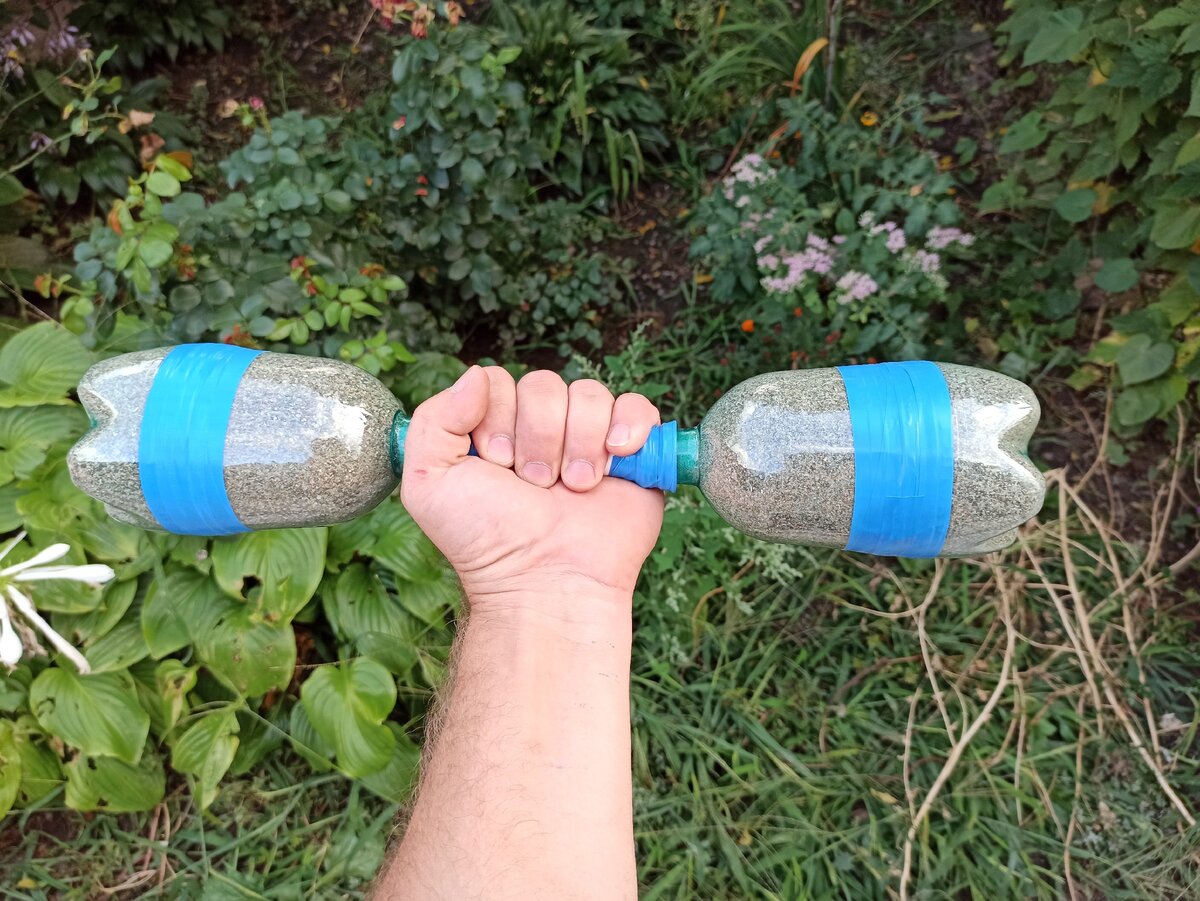 Гантели из пластмассовых бутылок