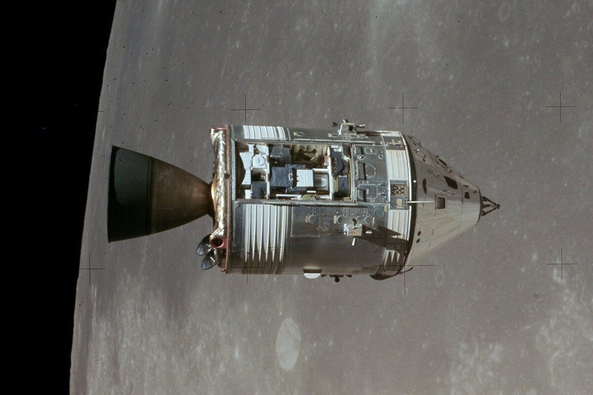 КК "Аполлон" на лунной орбите.