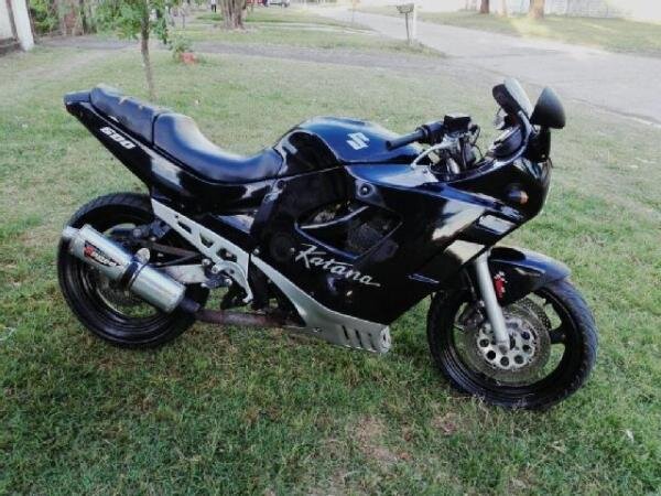 Самые прочные воспоминания о нём - он был медленный и тяжёлый. Не лучшие характеристики для спортбайка, согласитесь. В качестве средства транспортировки он железно заслуживал доверия, но как спортивный мотоцикл - промазал мимо цели. 