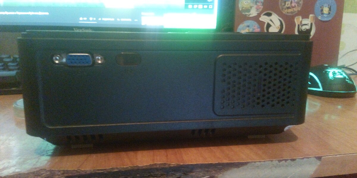 Вид сзади здесь располагается также IR и VGA разъем.