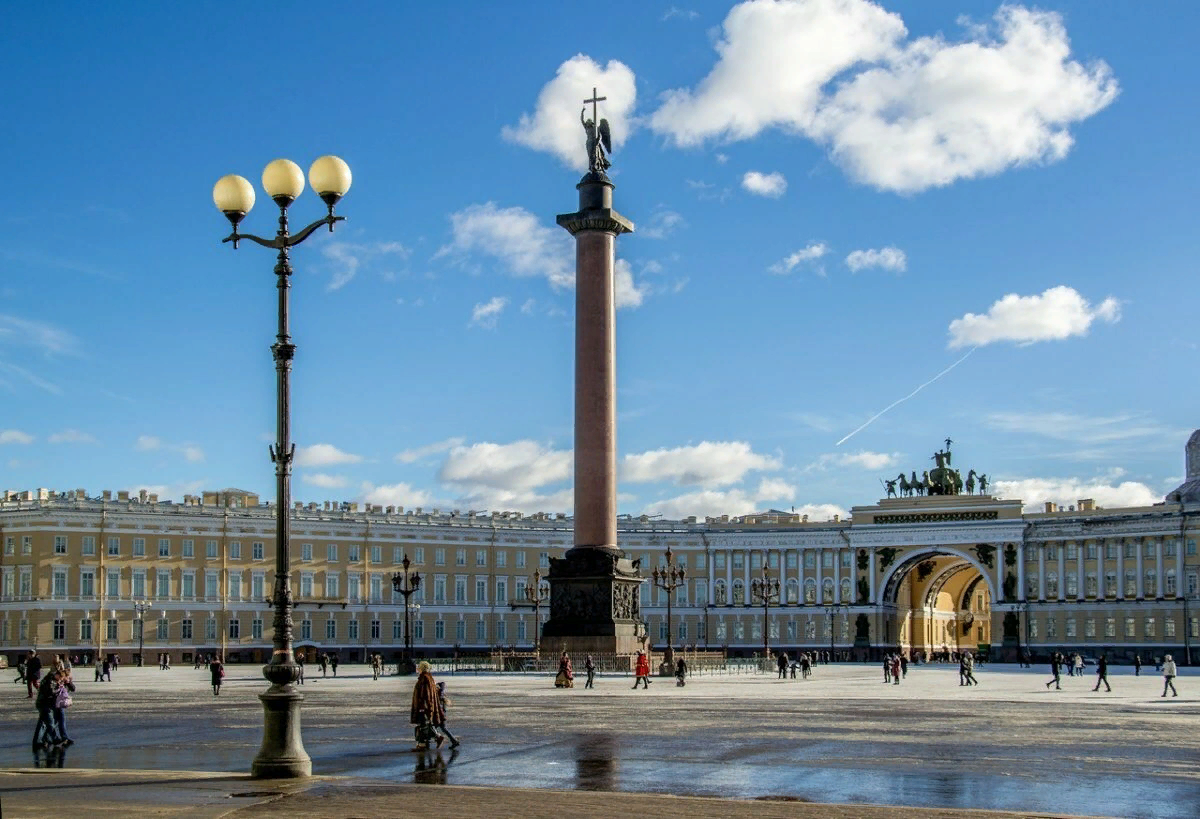 Площадь александрийского столпа. Александровская колонна в Санкт-Петербурге. Александровская колонна на Дворцовой площади в Санкт-Петербурге. Дворцовая площадь Александрийский столп. Александровская колонна на Дворцовой площади.